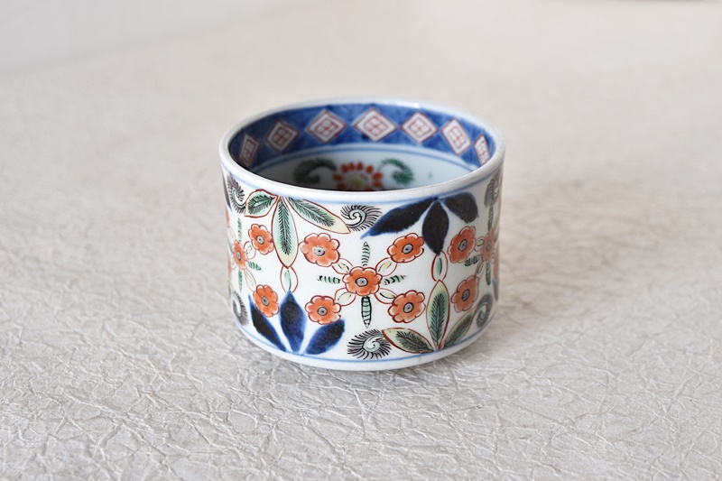 古伊万里 色絵 草花模様 かなり大きめ半筒蕎麦猪口 - 生活骨董と古布の