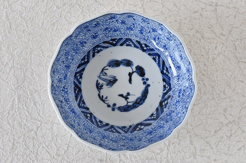 古伊万里 染付 微塵唐草 冨貴長春文 輪花型膾皿 - 生活骨董と古布の