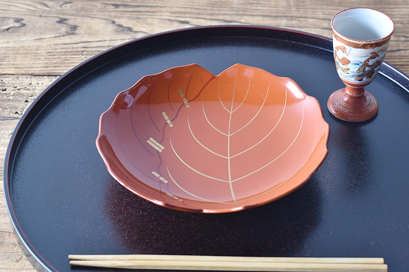天然木製漆塗 極上本堅地 朱塗り 金蒔絵 葉皿 - 生活骨董と古布の