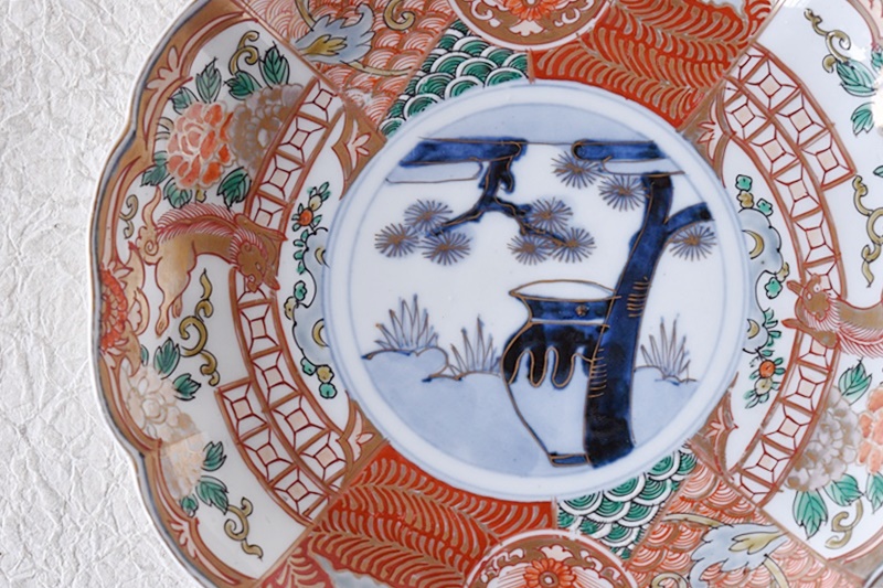 伊万里 色絵 松に水瓶 唐獅子牡丹 輪花型七寸皿 - 生活骨董と古布の