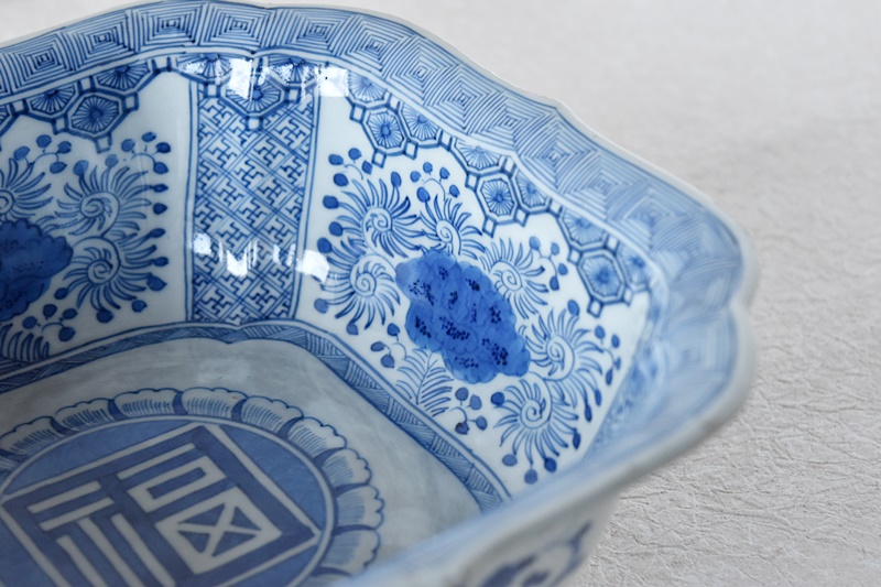 古伊万里 染付 福文 牡丹と亀甲卍模様 線描き 四方変形鉢 - 生活骨董と
