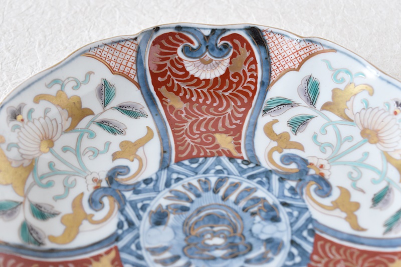 伊万里 色絵 獅子草花模様 輪花型七寸皿 - 生活骨董と古布の