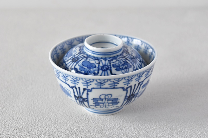 伊万里 染付 窓絵に宝尽くし 瓔珞文 蓋付茶碗 - 生活骨董と古布の