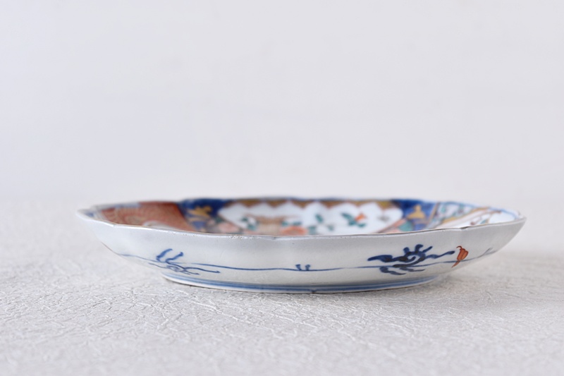 伊万里 色絵 扇面に花 輪花型 七寸皿 - 生活骨董と古布のアンティーク