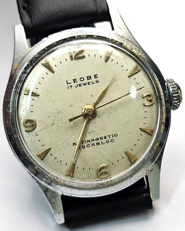 LEOBE・スイス製・紳士用手巻き・アップライト、飛び数字インデックス