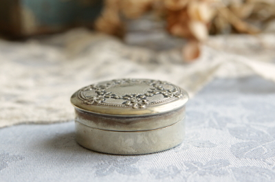 アンティークシルバーピルケース リボン 花綱 イギリス アンティークス
