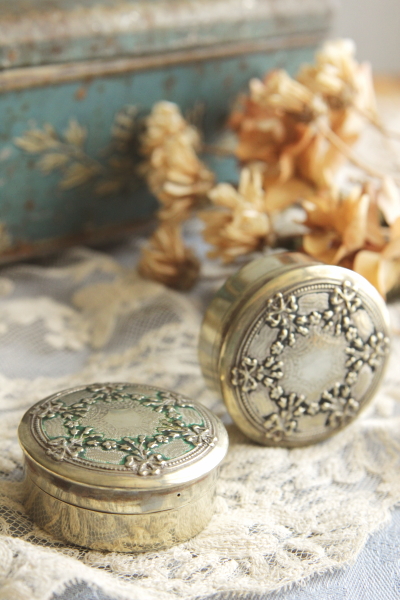 アンティークシルバーピルケース リボン 花綱 イギリス アンティークス