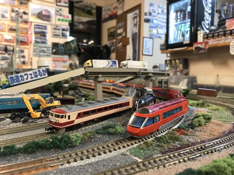 今はなき「しなのマイクロ」の真鍮製157系が入線！ | あそぶログ！