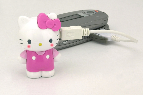 ASCII.jp：センチュリー、ハローキティの形をした携帯電話機用充電器を発売