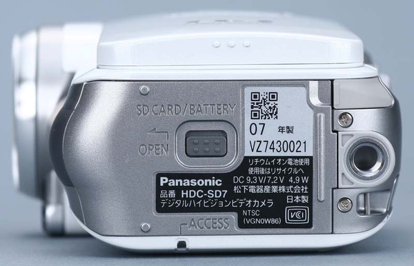 ASCII.jp：【フォトレビュー】缶ジュースより軽い松下のフルHDビデオ