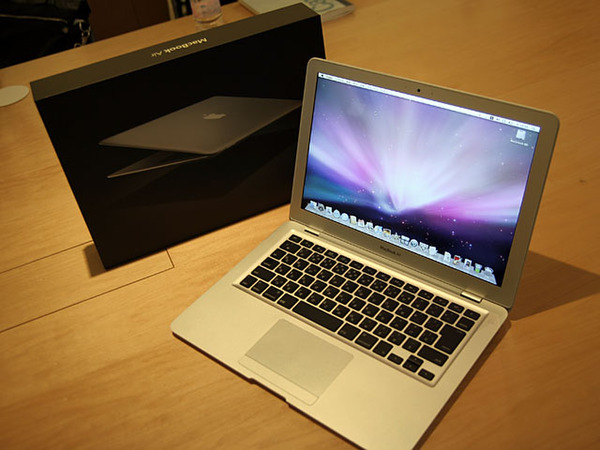 ASCII.jp：MacBook Airの神髄は「引き算のデザイン」 (1/4)