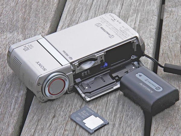 ASCII.jp：GPS内蔵の最小ハンディカム「HDR-TG5V」を試す！ (1/4)