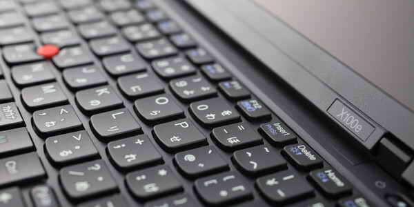ASCII.jp：「ThinkPadのネットブック」？ ThinkPad X100eを試す (1/3)