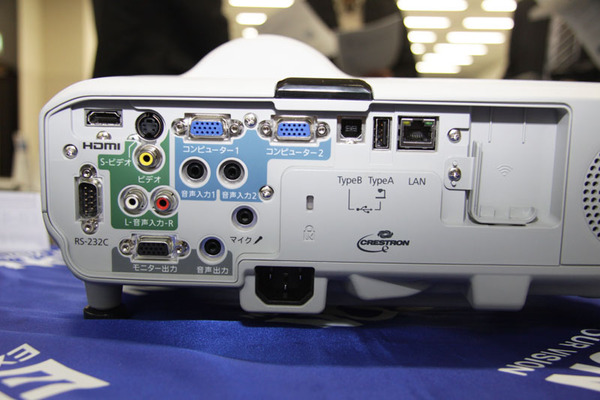 ASCII.jp：エプソン、最短18.7cmの距離から投射できるプロジェクターを発表