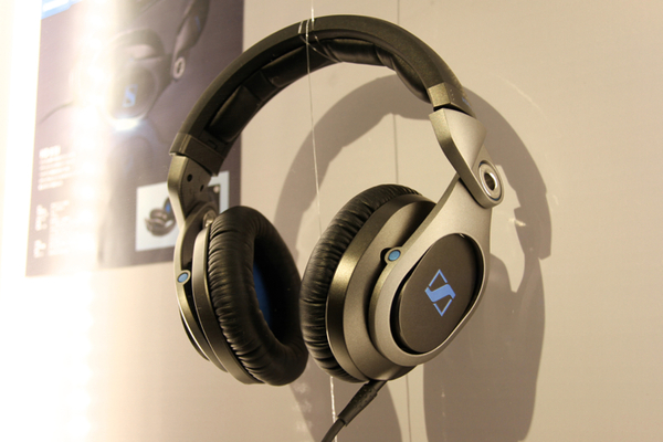 ASCII.jp：すごく丈夫で、騒音下でも明瞭な音。ゼンハイザー「HD8 DJ