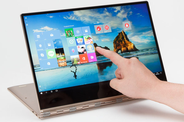 ASCII.jp：お洒落で薄型で4Kの15万円台ノートPC「YOGA 910」は外で使い