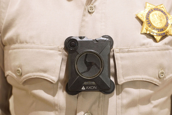 ASCII.jp：アメリカ警察払い下げのボディーカメラを体に装着する