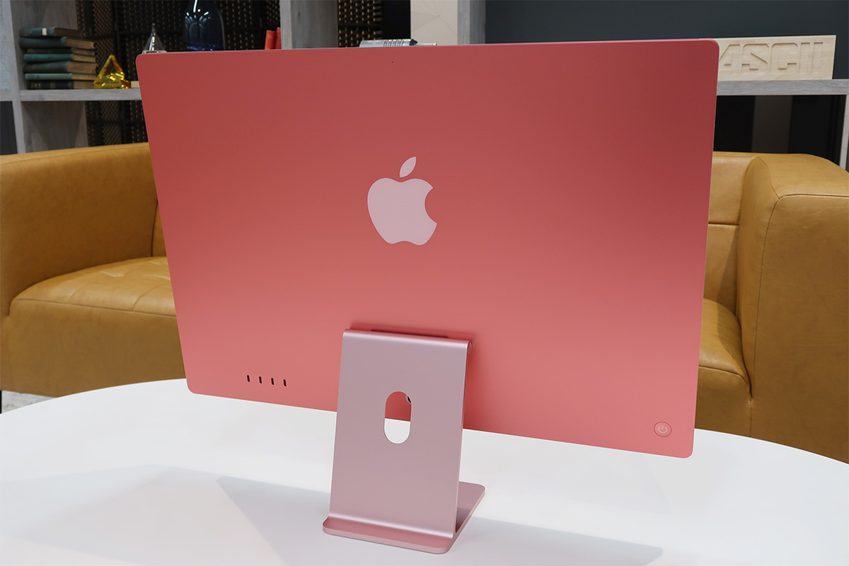 ASCII.jp：【可愛すぎる】ピンクのM4 iMacが編集部に到着 全部がピンク