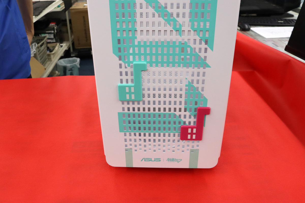 みっくみくにしてあげる♪ 初音ミクすぎるデザインでファン歓喜のPC