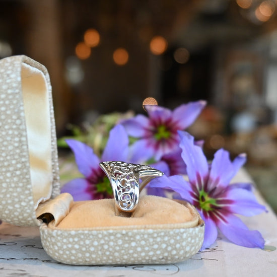 華やかな プラチナ透かし彫りリング | 芦屋Antico