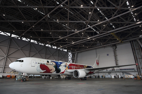 JAL、ディズニー映画「ファンタジア」公開80周年の特別塗装機就航