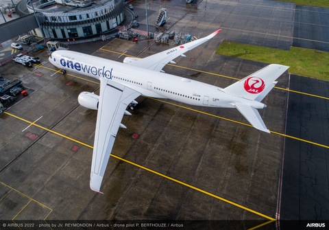 JAL、A350 15号機のドローン写真公開。ワンワールド塗装で17日羽田到着