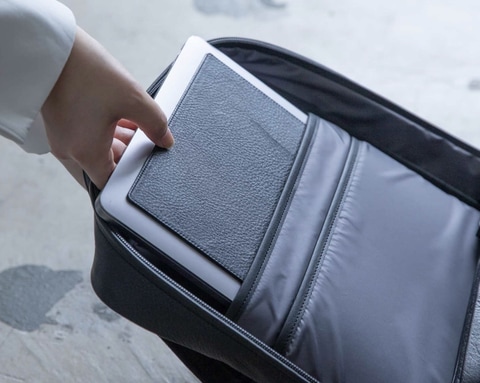 土屋鞄、PCやスマホを美しく収納する「objects.io」のレザープロダクト