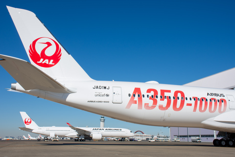 JALの新型機A350-1000、初号機に赤いロゴ施す - トラベル Watch