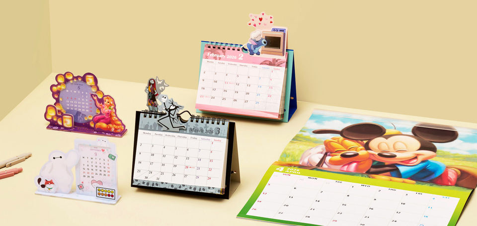 ディズニーストア、2026年のカレンダーを発売。壁掛けに卓上、手帳