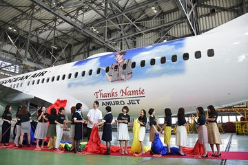 JAL＆JTA、沖縄路線への搭乗で安室奈美恵さんを描いた「AMURO JET