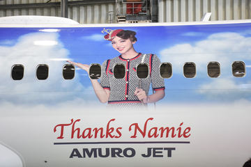 JAL＆JTA、沖縄路線への搭乗で安室奈美恵さんを描いた「AMURO JET