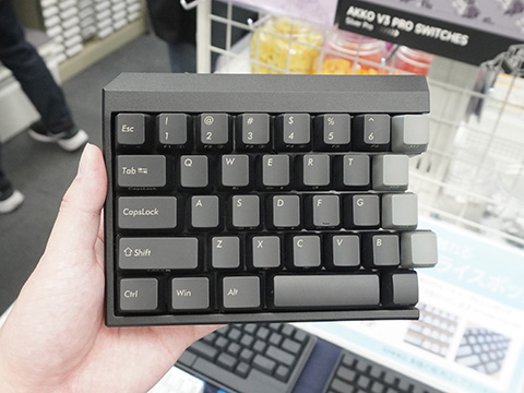 70%タイプの左右分割型キーボード「Majestouch Xacro M10SP」の実機