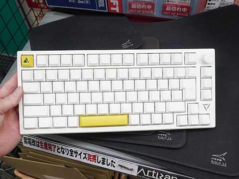 ガスケットマウント構造の白い75%ゲーミングキーボードが展示スタート