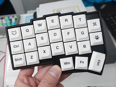 コンパクトな左右分離型キーボードの自作キット「Corne V4 Cherry