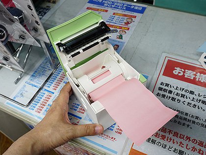 付箋に印刷できるミニプリンタ「nemonic」、スマホのメモを素早く印刷