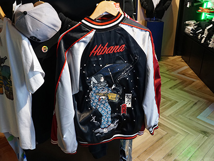 レインボーシックスシージのグッズにリバーシブル仕様のスカジャンが