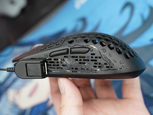 カーボン複合材シェルの軽量ゲーミングマウス「UNIUS Black Lotus