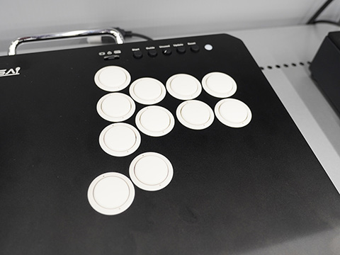 VARMILO製ラピッドトリガー対応アケコン「KASSAI」がソフマップで展示