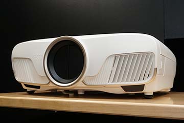 エプソン、4K/HDR対応で30万円台のプロジェクタ「EH-TW8300」。レンズ