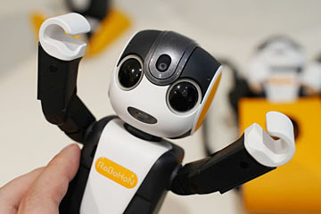 シャープ「ロボホン」に甘えん坊でおっとりした弟モデル - AV Watch