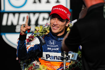 佐藤琢磨選手のインディ500優勝記念グッズ「ミルクボトル」 - Car Watch