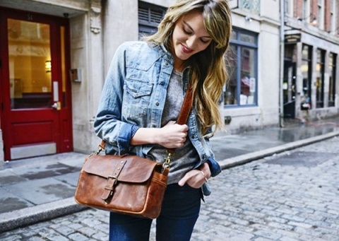 風合いの変化を楽しむ、アンティーク風のフルレザーカメラバッグ