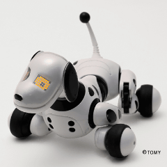 タカラトミー、人型と犬型、2種類のエンターテイメントロボットを発売