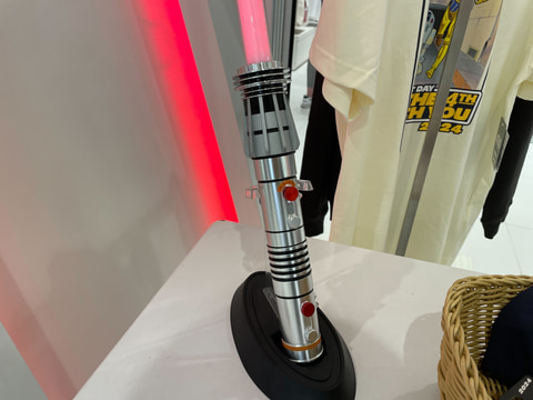 海外ディズニーパーク限定「ダース・モールのライトセーバー」に触っ