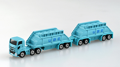 全長19cmのロングサイズトミカ！ 「宇部興産 ダブルストレーラー」が9