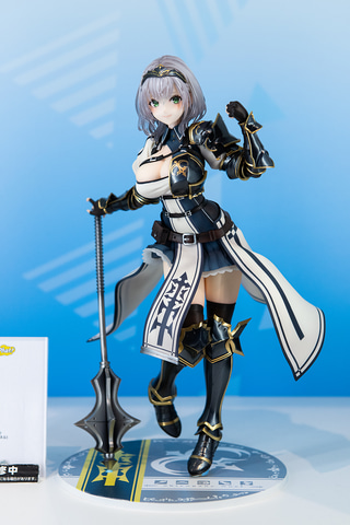 ホロライブ」3期生より、白銀ノエル団長がムキムキ具合を表現した姿を