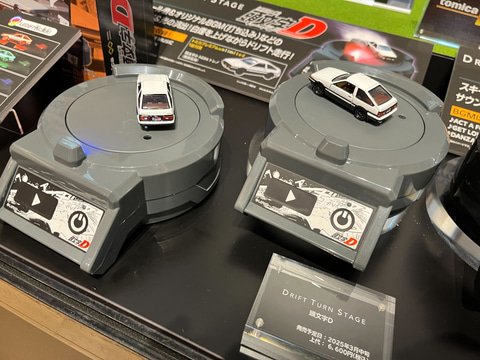 音や光でドリフトの臨場感を出せるトミカ「DRIFT TURN STAGE」が登場