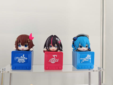 フリューよりホロライブの「ひっかけフィギュア」、「寝そべり