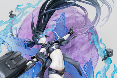 ブラックロックシューター DAWN FALL」より月を背に駆ける「エンプレス