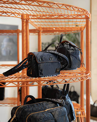 PORTER、植物由来ナイロン素材の「TANKER」に新色「アイアンブルー